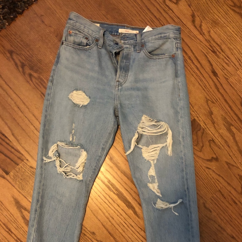 Levi’s wedgie distressed jeans size 26